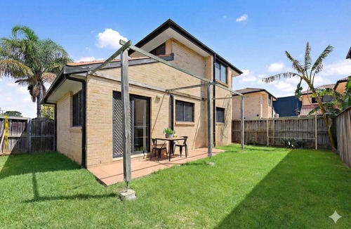 Ingleburn House | Ingleburn Standalone Townhouse, Walk to Train,