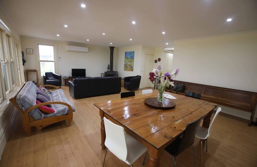 Dunolly House | Ironbarks Self Catered Farmstay.Pet friendly. O/n price is for upto 4 guests