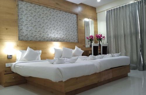 Pulikeshi Nagar Hotel | Ishwerya Suites