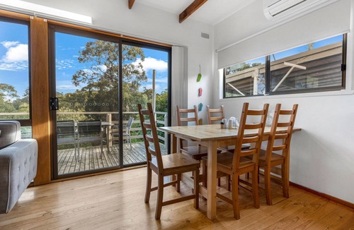 Nungurner House | Jetty View - Lorikeet Cabin: Feel a sense of nature in this rural environment