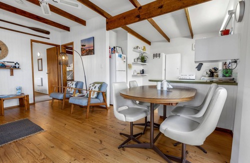Nungurner House | Jetty View - Rosella Cabin: Feel a sense of nature in this rural environment