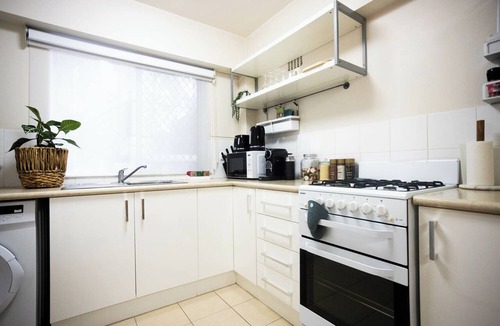Victoria Park Apartment | King George Nest - With Parking in Victoria Park!
