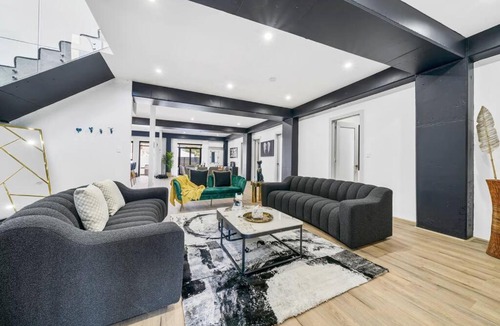 Newtown Apartment | King’s Deluxe in Newtown