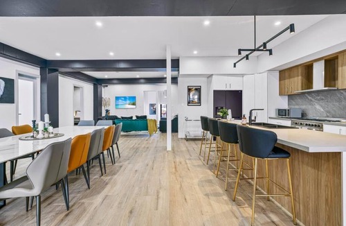 Newtown Apartment | King’s Deluxe in Newtown