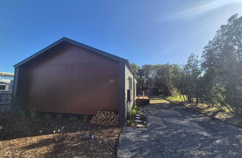 Venus Bay House | Koala Retreat - 3 bed brand new home near the Beach~Woodburner~Linen~Fast WiFi