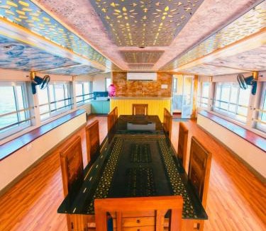 Nedumudy Hostel | Lake Park Cruise