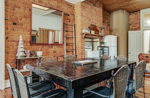Echuca House | Large, 2 BR stable conversion (circa 1874) tucked in the heart of old town. 🍃
