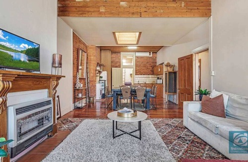 Echuca House | Large, 2 BR stable conversion (circa 1874) tucked in the heart of old town. 🍃