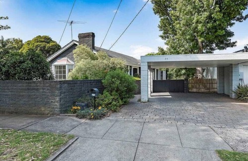 Beaumaris House | Large Bayside home. By the beach, shops, transport, golf, tennis and schools