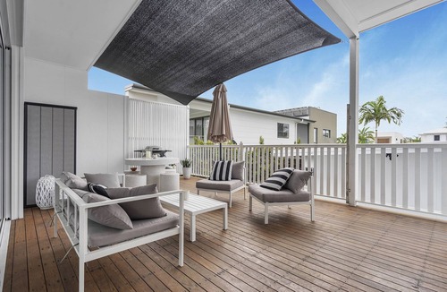 Burleigh Heads Apartment | Large Luxury studio, close to beach, newly renovated, deck, BBQ, carport