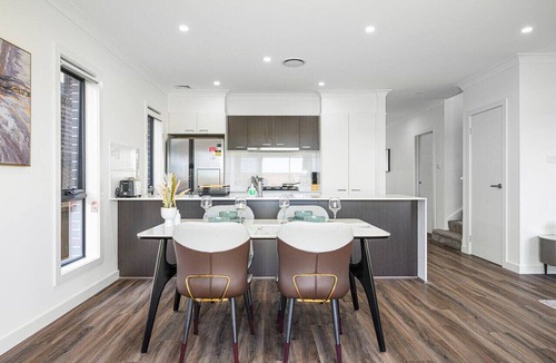 Leppington House | Leppington 5Br house near Woolworths/Tran station