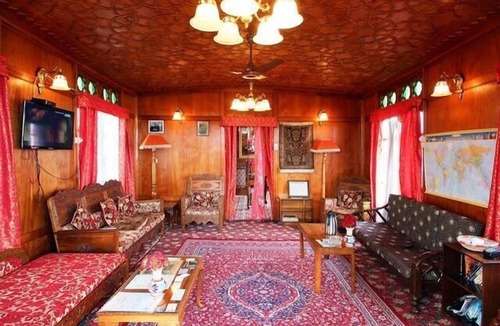 Nagin Bagh Boat Rental | Lily of Nageen