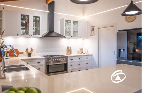 Pakenham Upper Other | 'Linden Rise' cosy farmhouse, peace & charm with views for miles.