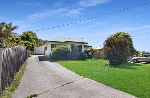 Lakes Entrance House | Linger Longer: Fresh Coastal Escape Opposite the Lakes Entrance Golf Course