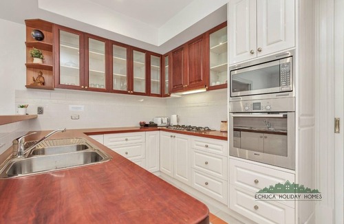 Echuca House | Llewoh on Crofton - stunning central Echuca heritage home with spa