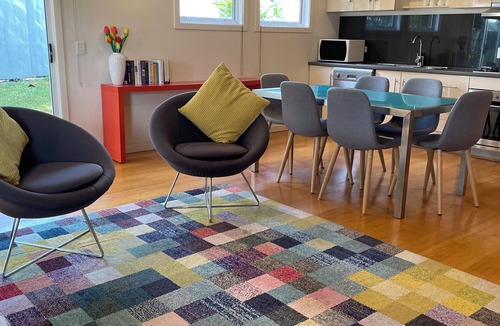 Enoggera House | Lone Pine Retreat - Bright, airy spaces, full kitchen, kids & pets welcome!