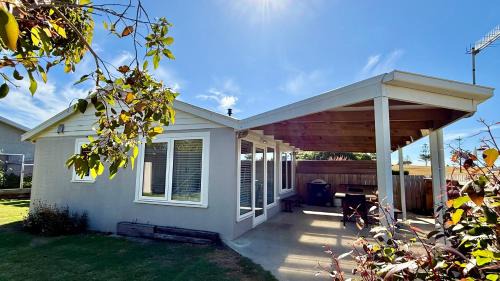 Low Head Apartment | LOW HEAD beachside bungalow - "Cockle Shell"