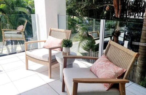 Urangan House | Luxurious 3BR Beachfront Retreat | Stylish Coastal Living Steps from the Sand
