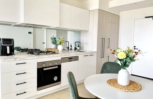 Clayton Apartment | Luxurious M-City Retreat 2 Queen Beds, Mountain Views, Pool,BBQ,Tennis, &Parking