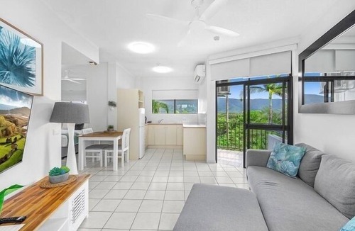 Trinity Beach Apartment | Luxurious Studio with Lush Mountain Views