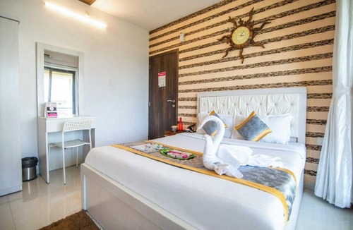Santacruz Apartment | Luxury 3BR Apartment Near Airport & BKC