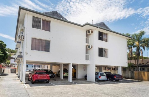 Miami Hotel | Luxury Beach side stay in Miami - 5 mins to Burleigh Heads