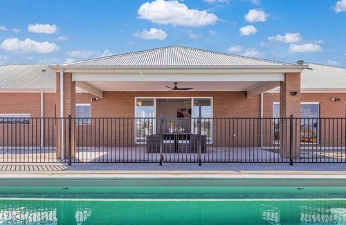 Echuca House | Luxury Country Estate | Heated Pool
