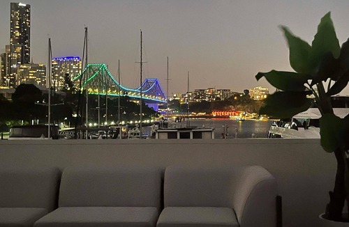 Kangaroo Point House | Luxury Penthouse Houseboat n the Heart of the City