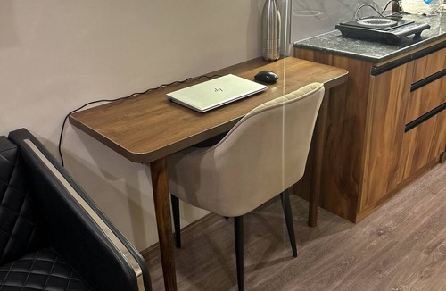 Greater Noida Apartment | Luxury Stay for Solo Couple Triple Near Pari Chowk Expo Mart for up 4 Guests