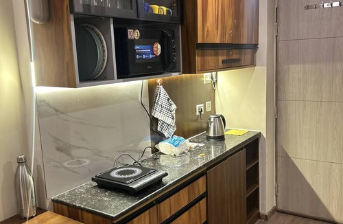 Greater Noida Apartment | Luxury Stay for Solo Couple Triple Near Pari Chowk Expo Mart for up 4 Guests