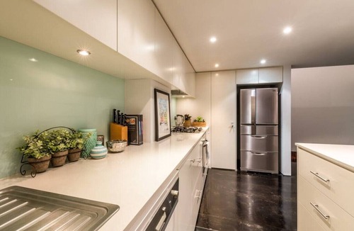 Abbotsford Apartment | Luxury warehouse apartment close to CBD