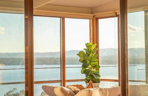 Coongulla House | Macalister Rise - Luxury Lakeside Farmstay