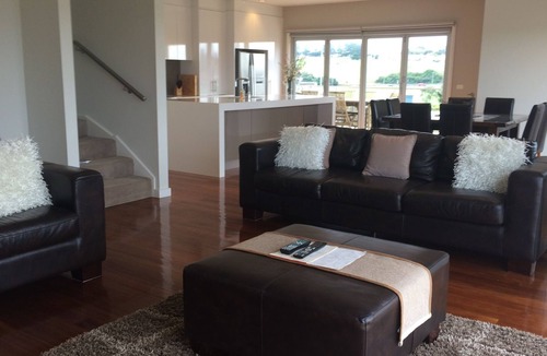 Warrnambool House | MacKay on Cramond-Beautiful Scenic Views
