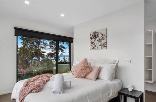 Lauderdale House | Magnificent villa on the bay - 3 min walk to the beach, 10 min to shops / cafes