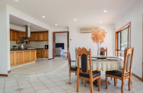 Macgregor House | Massive 6-Bed Luxurious Home with Free Parking