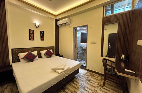 Taj Ganj Bed & Breakfast | Max