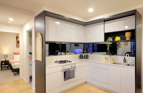 Melbourne Central Business District Apartment | Melbourne Central Cozy Retreat With Gym and Library UT2005