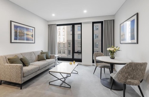 Melbourne Central Business District Hotel | Meriton Suites Melbourne