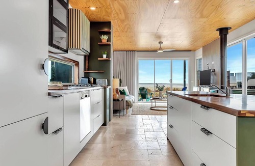 St Kilda Cottage | Mermaid Haus Beach Escape with Pool Fire and Style