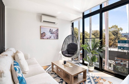 Saint Kilda South Apartment | Modern 2-Bedroom Retreat Minutes from St Kilda