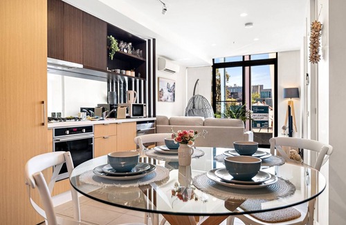 Saint Kilda South Apartment | Modern 2-Bedroom Retreat Minutes from St Kilda