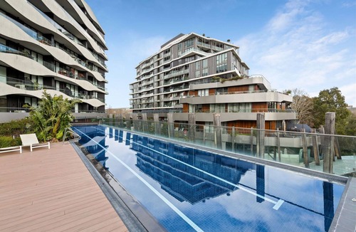Kew Apartment | Modern 2BR Apt with Balcony & Free Parking