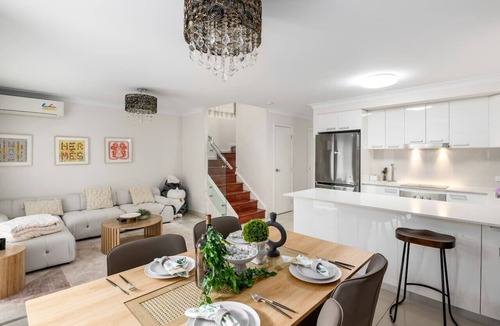 Calamvale House | Modern 3BR Townhouse in Calamvale Near Parks&Shops