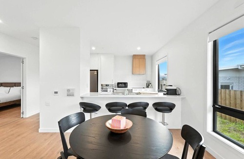 Old Beach Apartment | Modern & Accessible | Old Beach