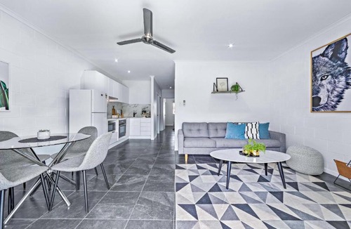 Cannonvale Apartment | Modern Beach Front Apartment