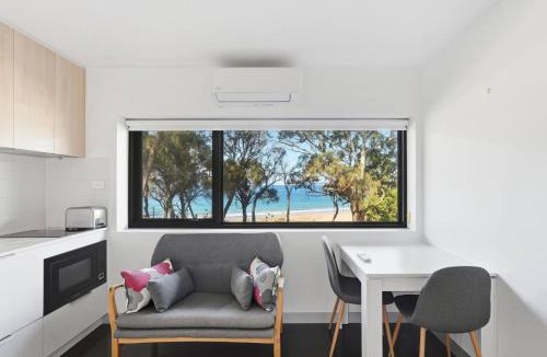 Blackmans Bay Apartment | Modern Beachside Studio