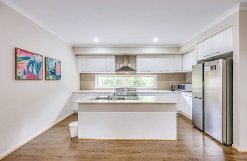 Pakenham House | Modern Homly 6BRM House for Big Group at Pakenham