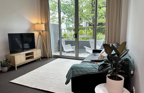 Barton Apartment | Modern Loft Retreat in Barton near Parliament House