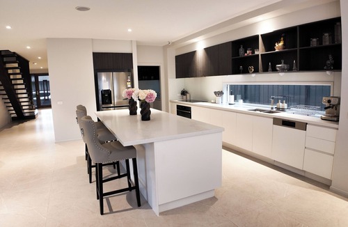 Craigieburn House | Modern Luxury Estate, 4 Ensuite Rooms, Comfort, Convenient, Secure, Near Airport
