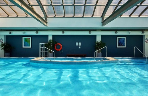 Chinatown Apartment | Modern Nomads Studio with Heated Pool In The Heart of Melbourne CBD